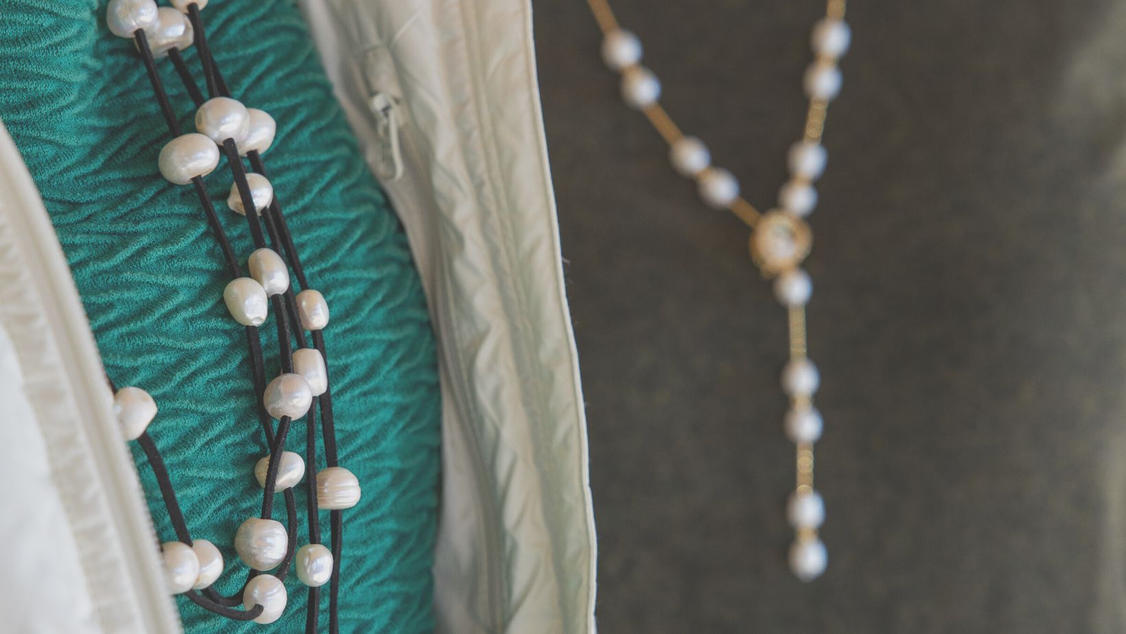 Pearl Necklace Outfit Ideas: Get Ready To Stun This Season!