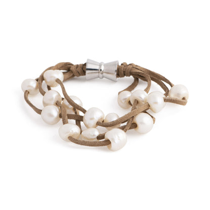 Bengal - Suede multi-layer bracelet with freshwater pearls and magnetic clasp (Tan suede, white pearls)