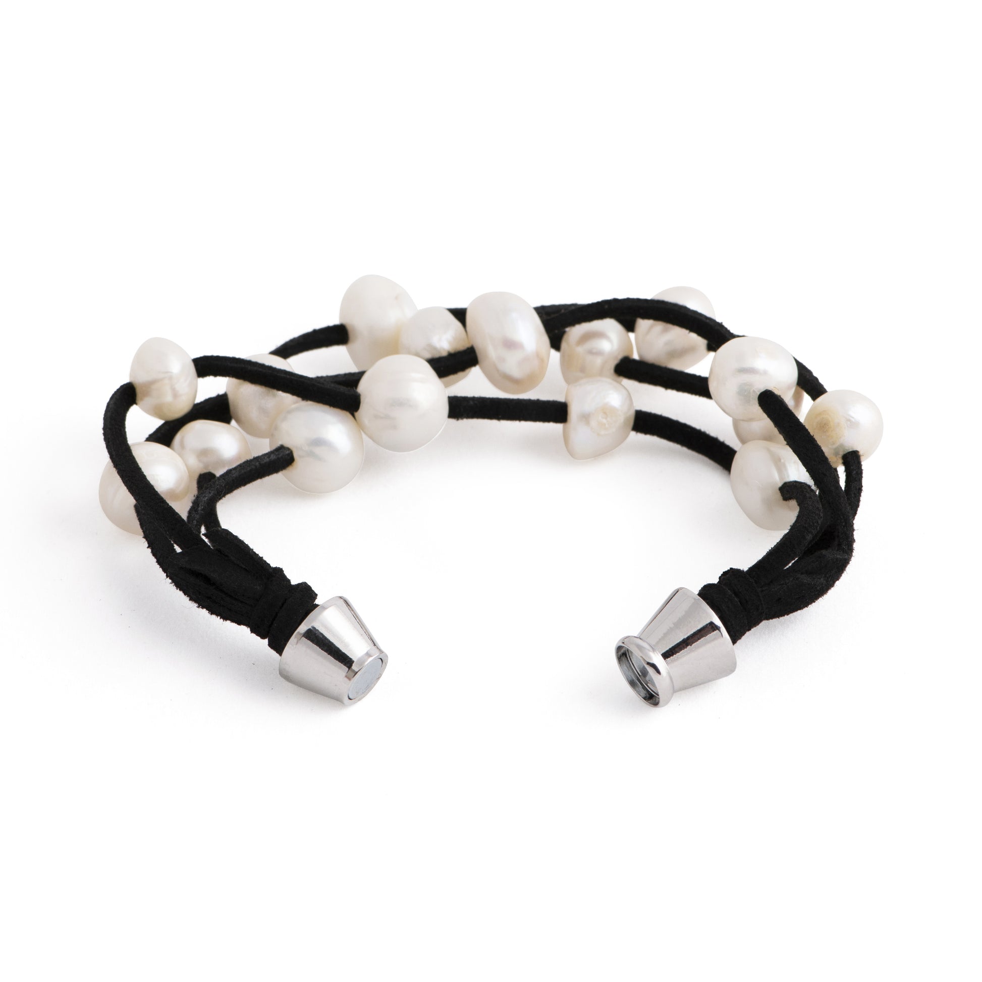Bengal - Suede multi-layer bracelet with freshwater pearls and magnetic clasp (Magnetic Clasp - Front)