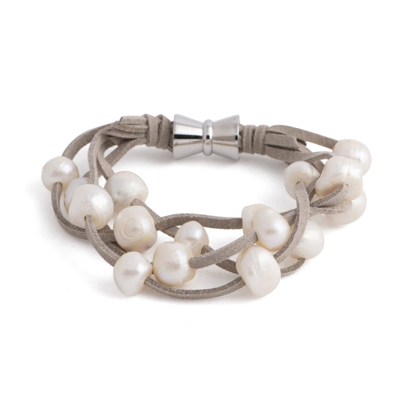 Bengal - Suede multi-layer bracelet with freshwater pearls and magnetic clasp (Light grey suede, white pearls)