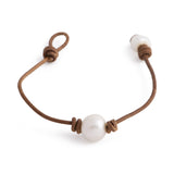Tigris - Leather and pearl bracelet (White pearl - Clasp, back)
