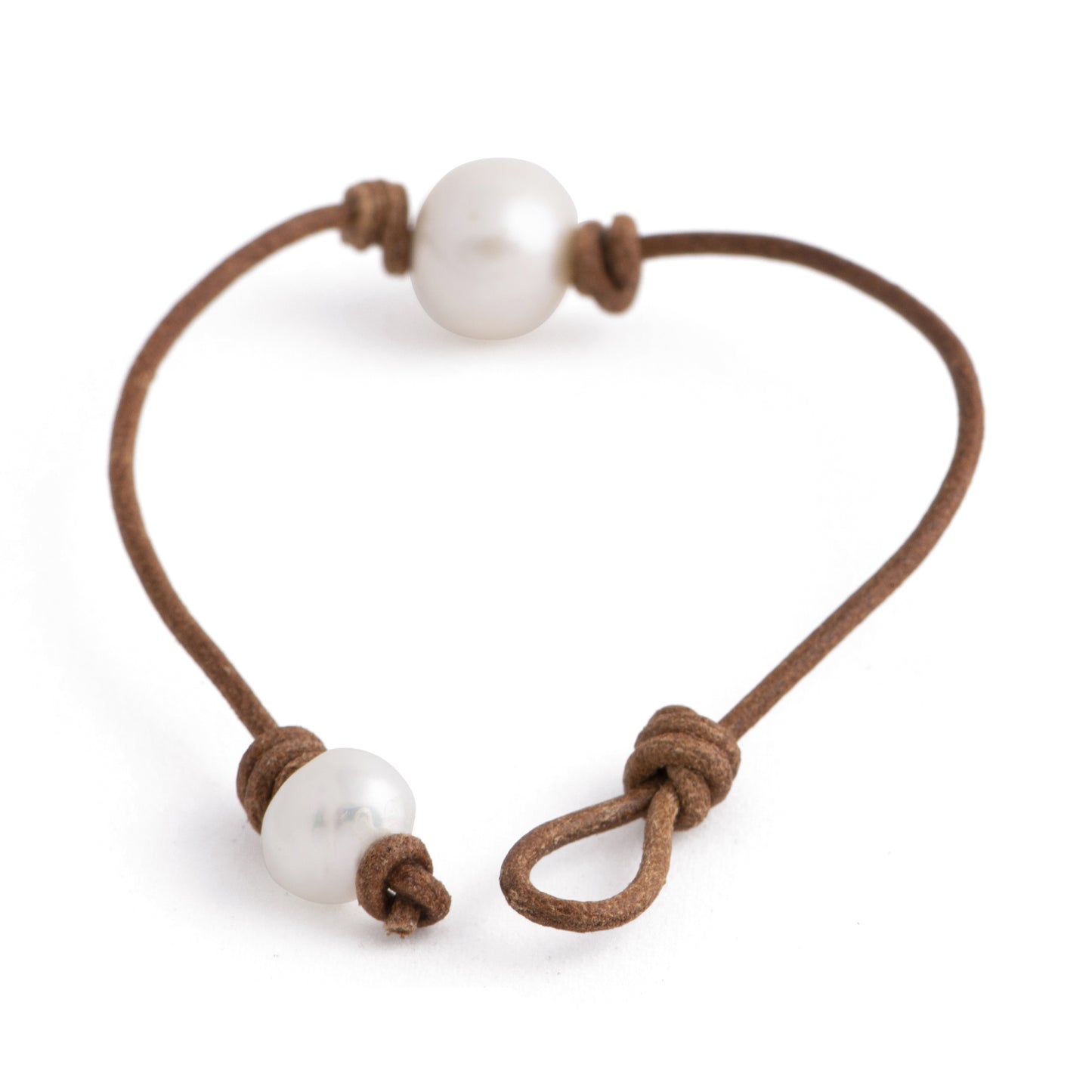Tigris - Leather and pearl bracelet (White pearl - Clasp, front)