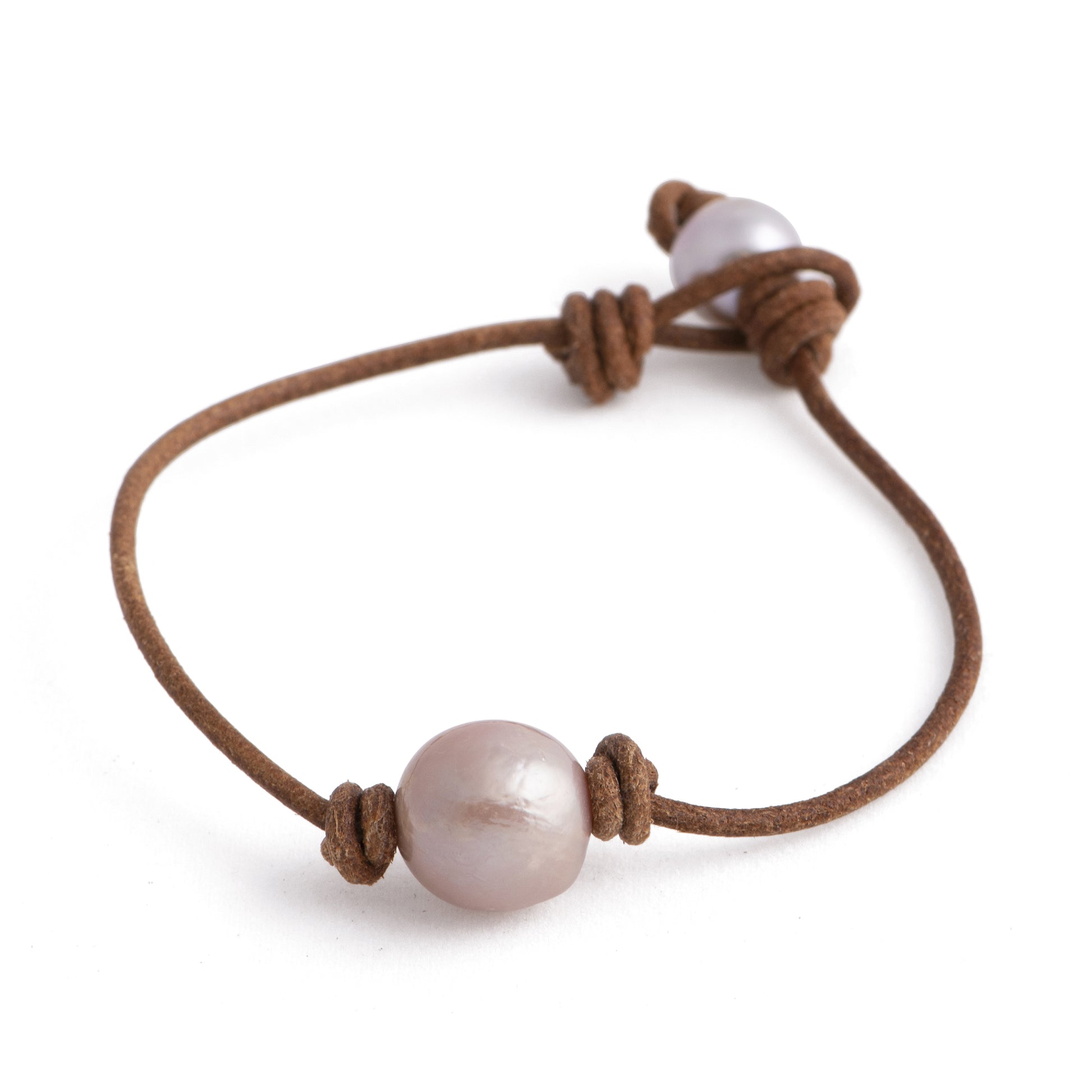 Tigris - Leather and pearl bracelet (Natural pearl)