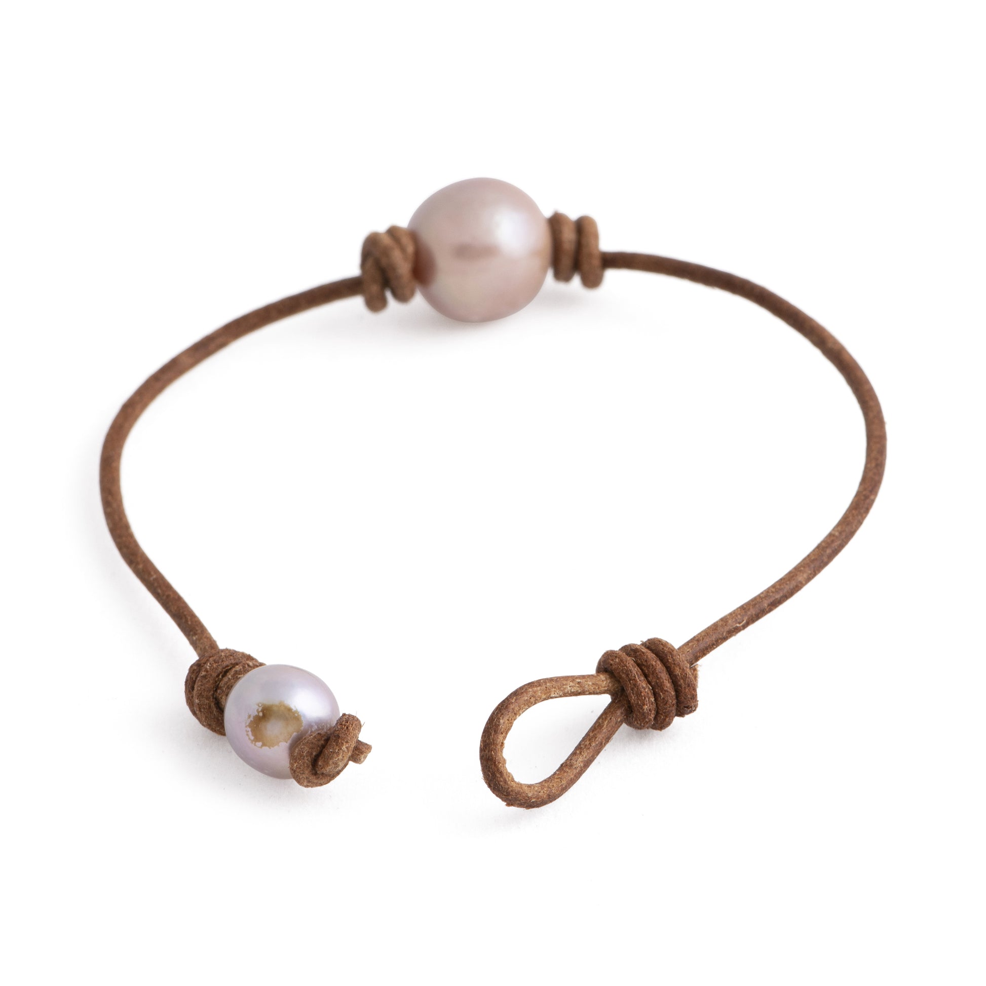 Tigris - Leather and pearl bracelet (Natural pearl - Clasp, front)