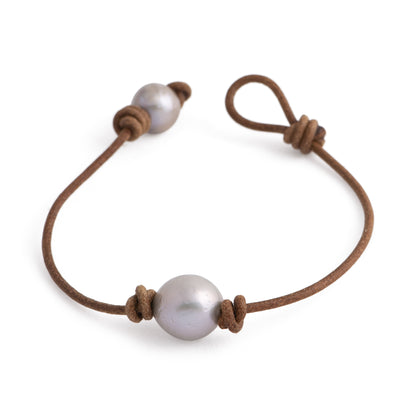 Tigris - Leather and pearl bracelet (Silver pearl - Clasp, back)