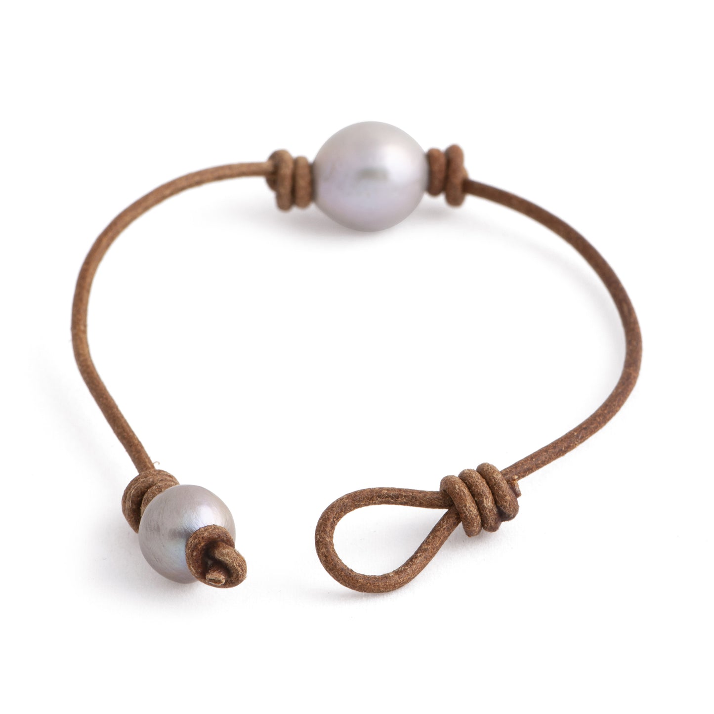 Tigris - Leather and pearl bracelet (Silver pearl - Clasp, front)