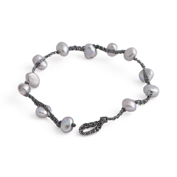 Rhine - String freshwater pearl bracelet (Dark grey string, silver pearls - Clasp, front)