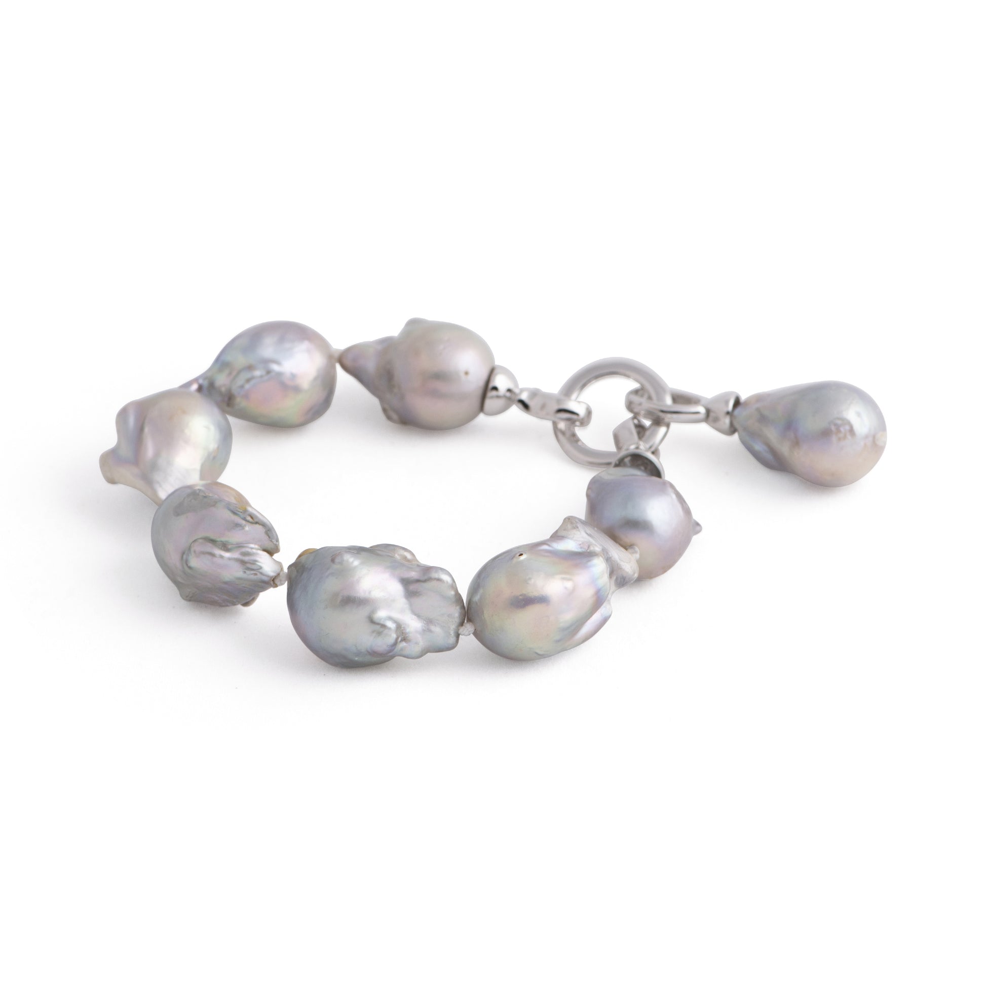 Nile - Baroque pearl charm bracelet (Silver pearls)