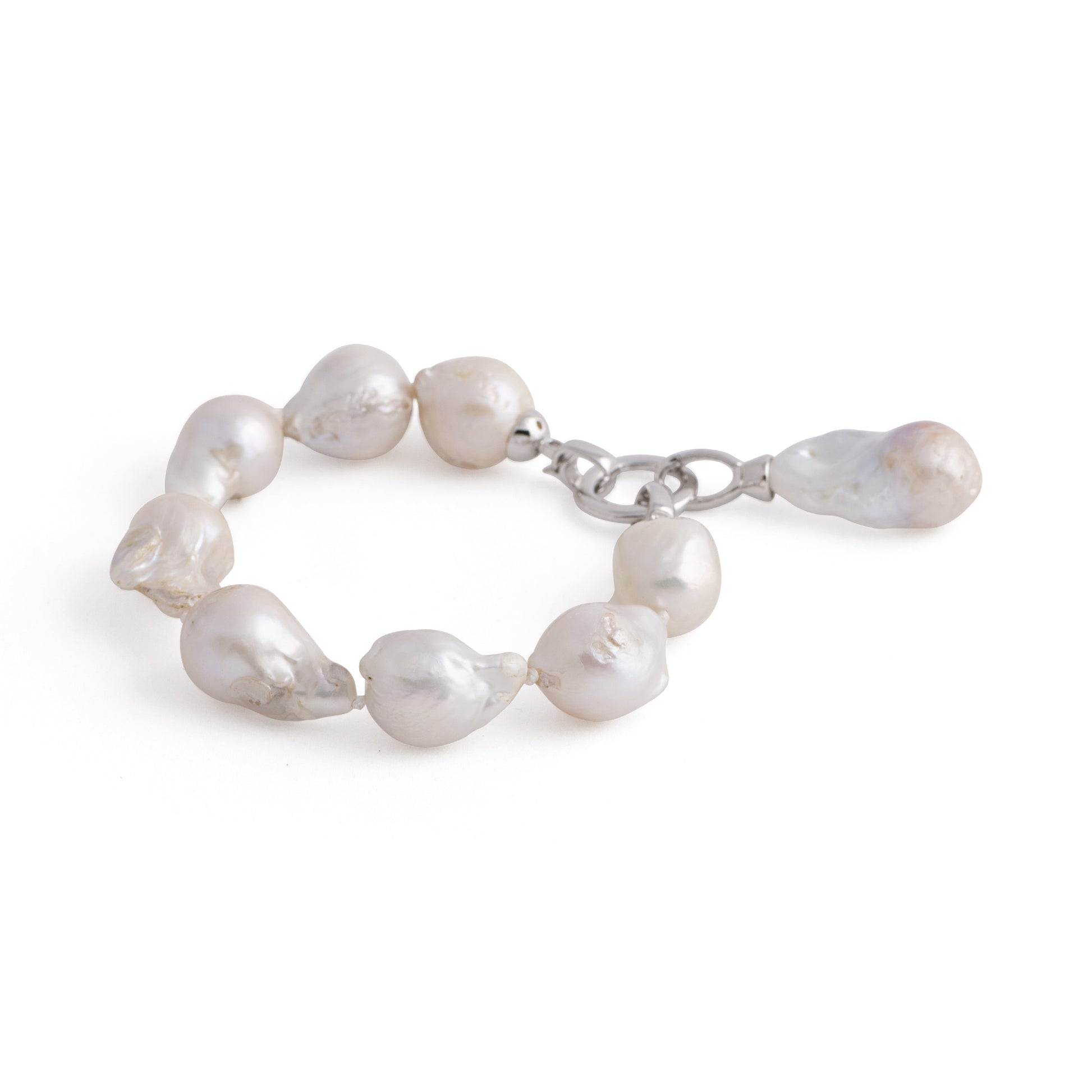 Nile - Baroque pearl charm bracelet (White pearls)