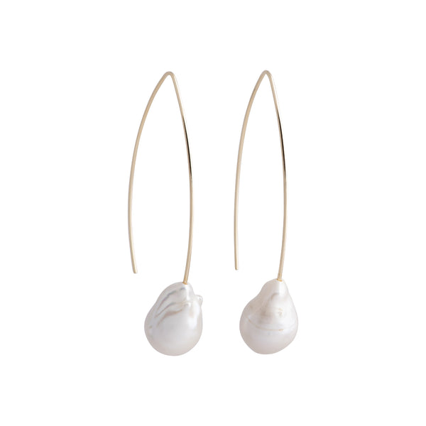 Akoni - Gold-tone baroque pearl earrings (White pearls)