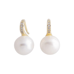 Europa - Gold-tone huggie earring with freshwater pearl (White pearls)