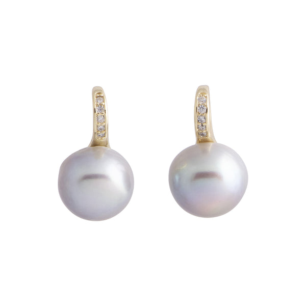 Europa - Gold-tone huggie earring with freshwater pearl (Silver pearls)