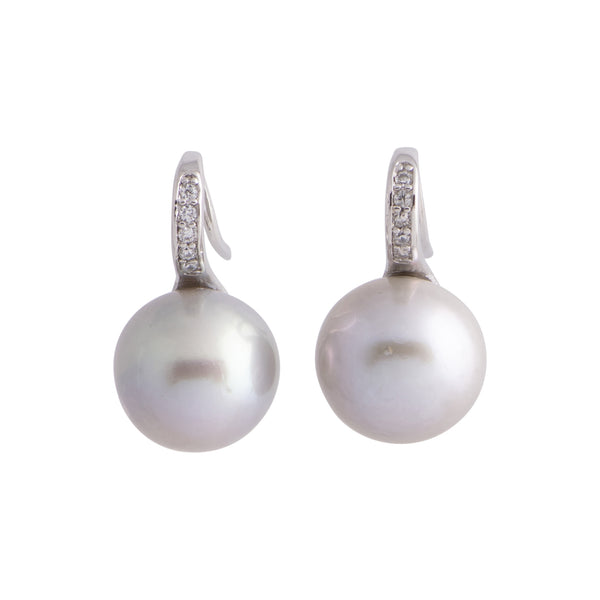 Europa - Silver-tone huggie earring with freshwater pearl (Silver pearls)