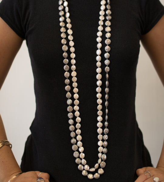 Carmen - Freshwater coin pearl necklace (Lifestyle #2)