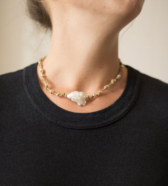 Karla - Suede knotted baroque pearl necklace (Lifestyle)