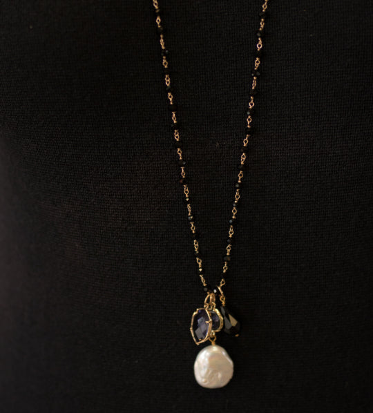 Marla - White coin pearl necklace with charm (Close up)