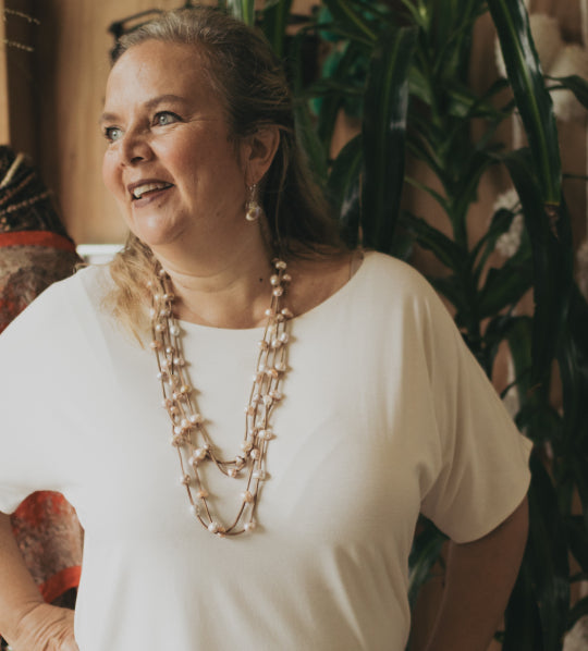 Julie - Multi strand suede necklace with pearls (Lifestyle)