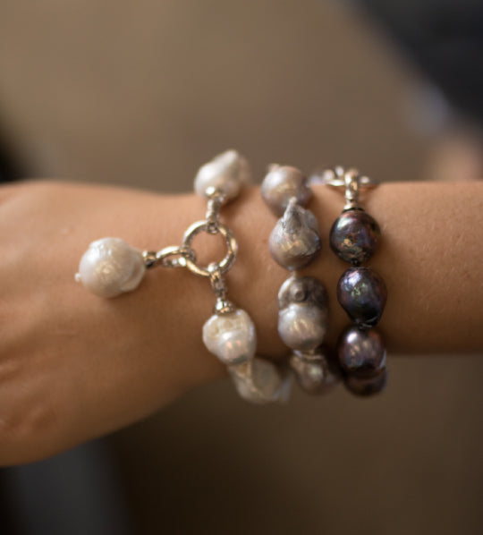 Nile - Baroque pearl charm bracelet (Wrist)