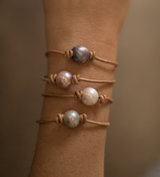 Tigris - Leather and pearl bracelet (Wrist)