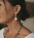 Hydra - Gold clasp earrings with baroque pearl (Lifestyle)