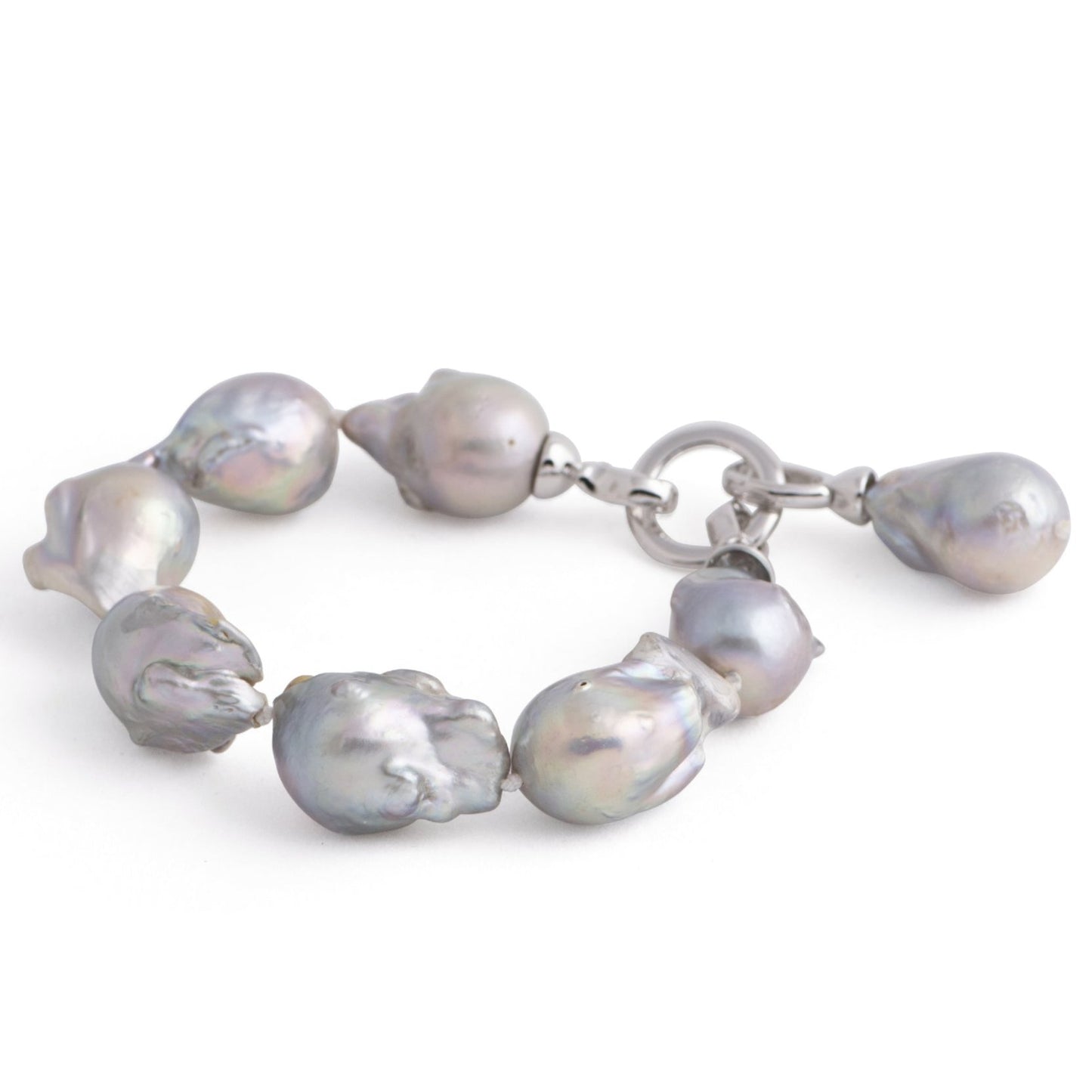 Nile - Baroque pearl charm bracelet (Silver pearls)