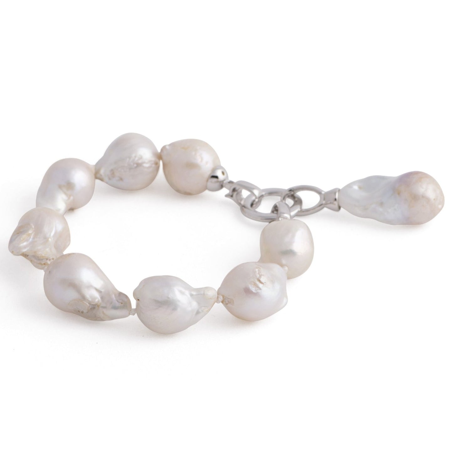 Nile - Baroque pearl charm bracelet (White pearls)