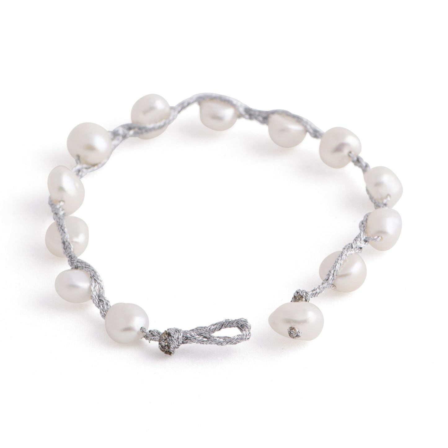 Rhine - String freshwater pearl bracelet (Grey string, white pearls - Clasp, front)