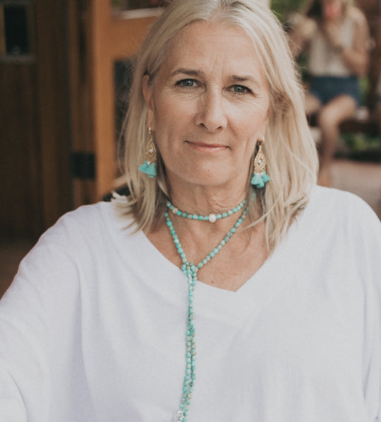 Laurie - Turquoise baroque pearl lariat necklace (Lifestyle #2)